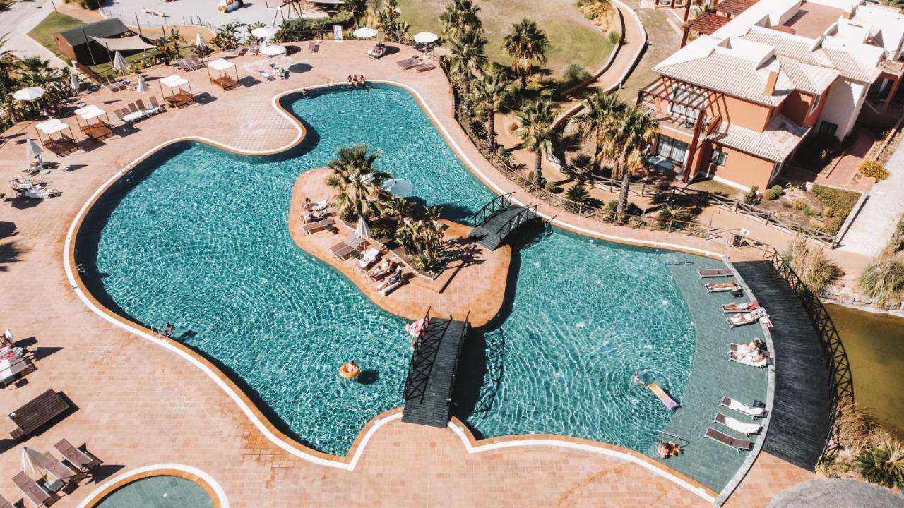 Monte Santo Resort Карвоейру Екстер'єр фото Aerial view of the pool at the Sheraton Hotel