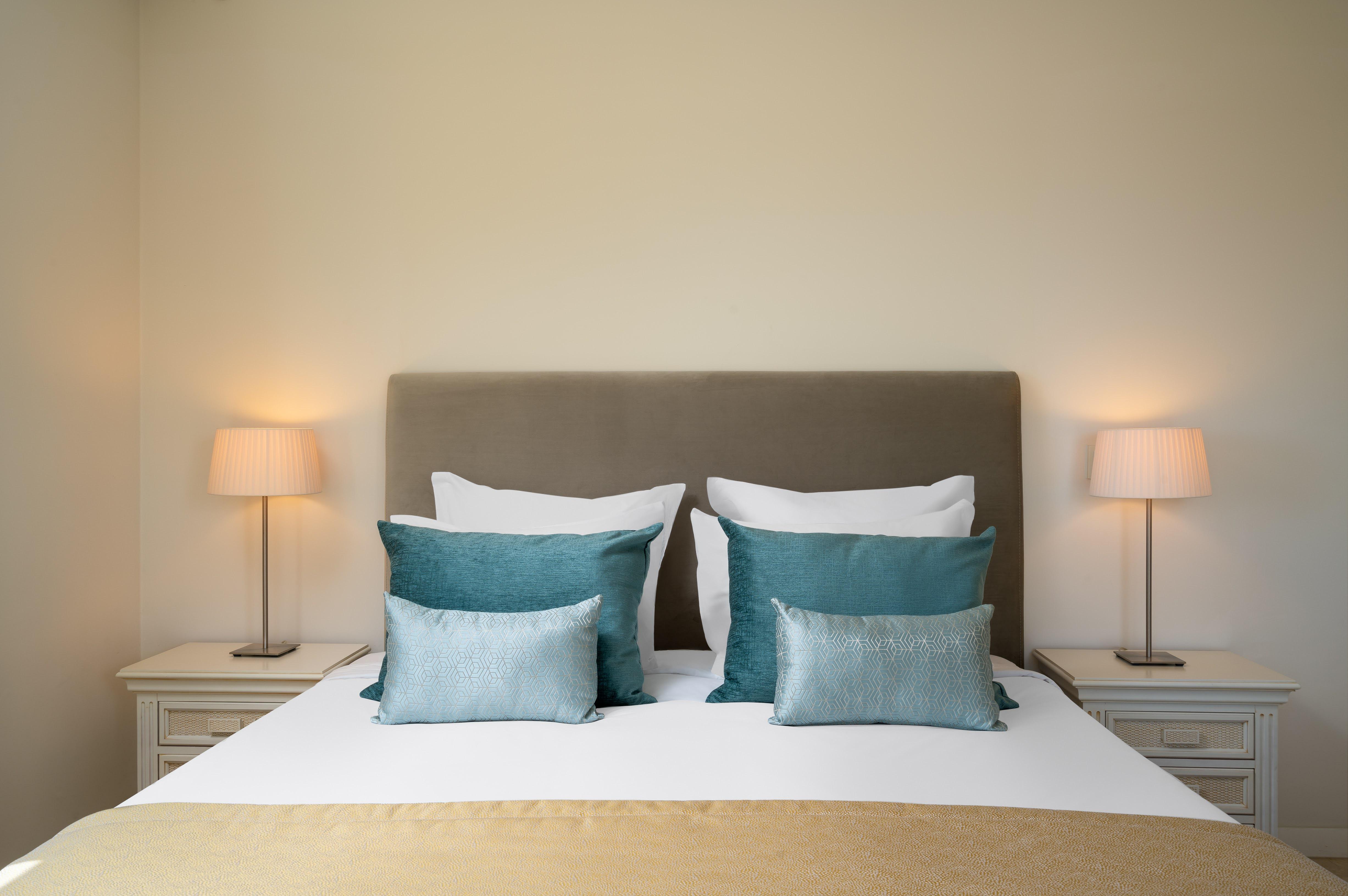 Monte Santo Resort Карвоейру Екстер'єр фото A bed with cushions