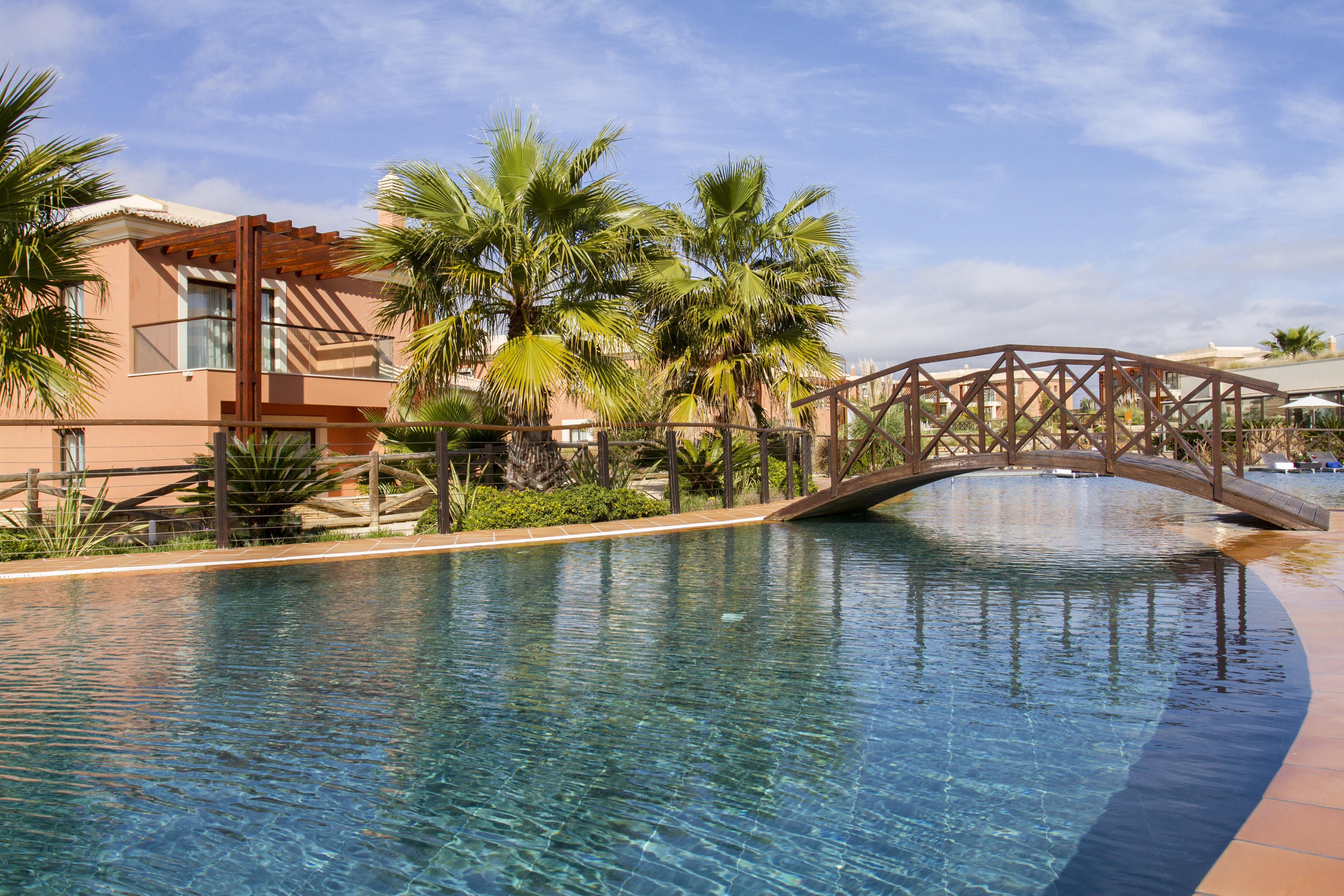 Monte Santo Resort Карвоейру Екстер'єр фото The swimming pool at the hotel
