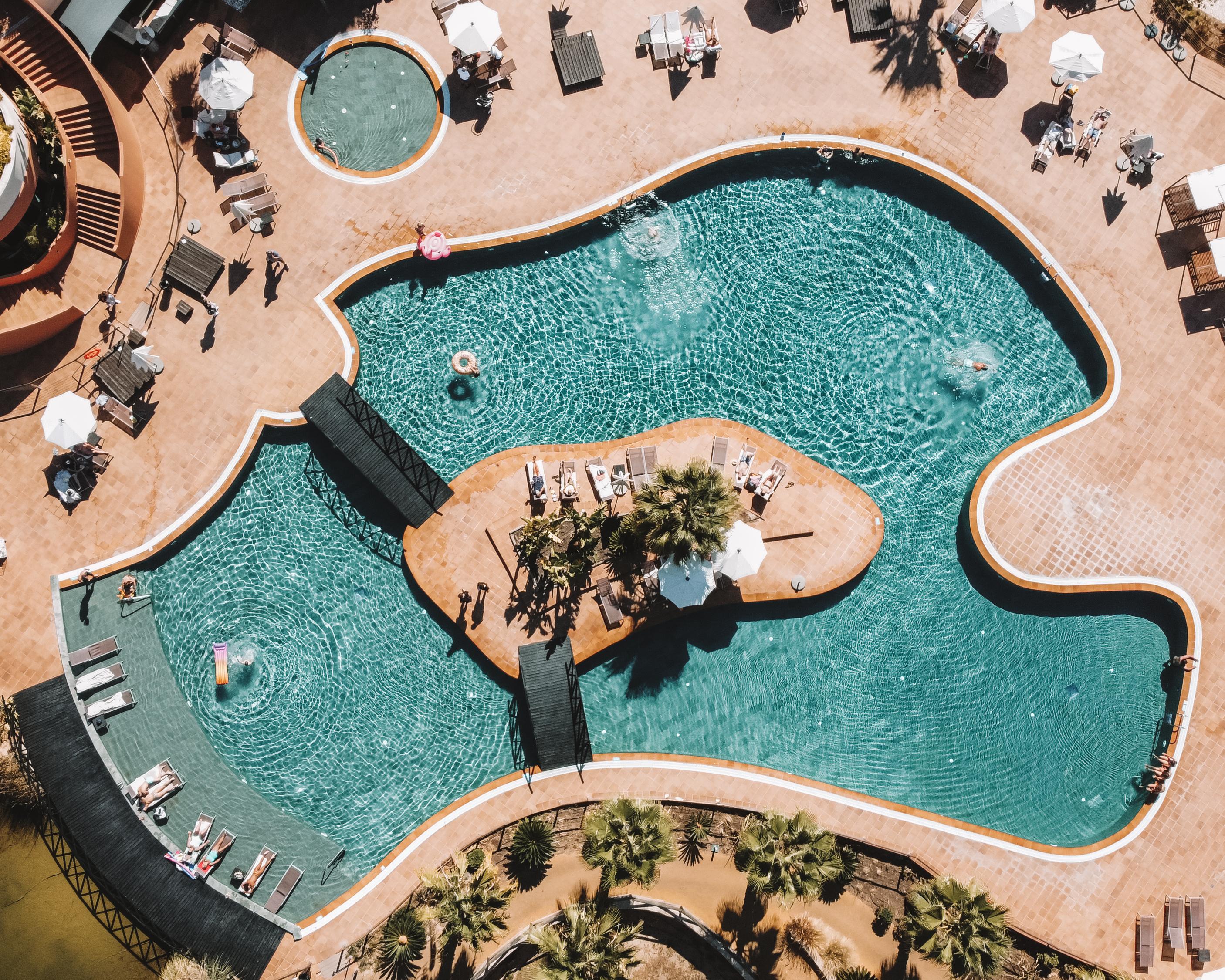 Monte Santo Resort Карвоейру Екстер'єр фото Aerial view of the pool at the Hilton Hawaiian Village
